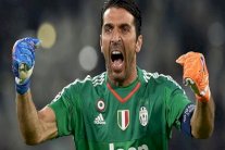 عينا بوفون على اللقب... والكرة الذهبية