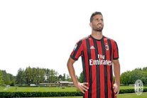 ميلان يضم المدافع الأرجنتيني موساتشيو من فياريال