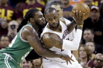 كليفلاند على بعد فوز من النهائي