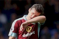 بيرنلي يفسخ عقد لاعبه جوي بارتون بسبب إيقافه 18 شهرا