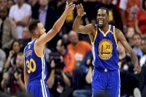 غولدن ستايت على بعد فوز واحد من اللقب