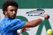 رولان غاروس: طرد لاعب تنس بسبب تقبيله صحفية على الهواء