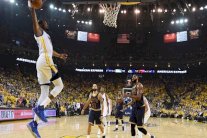 فوز كبير لغولدن ستايت على كليفلاند في المباراة الأولى