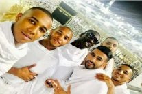 رياض محرز ونجوم الجزائر يؤدون العمرة