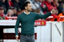 شالكه يقيل فاينتسيرل ويعين مدربا محدود الخبرة