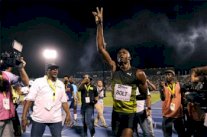 بولت يفوز بآخر سباق له في وطنه قبل الاعتزال