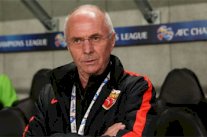 شينجين الصيني يقيل السويدي اريكسون