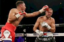 الملاكم الأميركي وارد يهزم الروسي كوفاليف ويحتفظ بألقابه