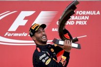 فوز ريكياردو بعد سباق متوتر بين فيتل وهاميلتون في جائزة أذربيجان الكبرى