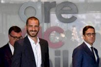 بداية واعدة للحقبة الصينية في ميلان بانضمام بونوتشي من الغريم يوفنتوس