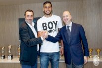 رسمياً.. دوناروما يجدد عقده مع ميلان