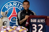 باريس سان جيرمان يمنح داني ألفيش راتبًا يبلغ 12 مليون جنيه إسترليني