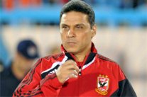 الاتحاد الافريقي يعاقب مدرب الأهلي لرفضه التعامل مع