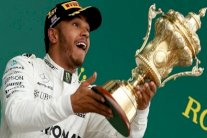 هاميلتون يرد على منتقديه... على الحلبة