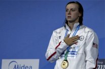 ذهبية خامسة لليديكي مع احتفاظها بلقب 800 متر حرة