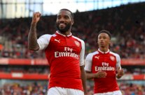 لاكازيت يقود أرسنال للفوز على إشبيلية في مباراة ودية