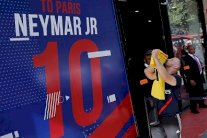 إقبال كبير على شراء قميص نيمار في متاجر سان جيرمان