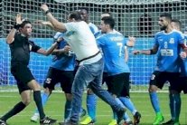 اعتداء لاعبي ومسؤولي الفيصلي على حكم نهائي بطولة الأندية العربية