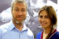 مالك تشلسي ينفصل عن شريكة حياته بعد علاقة 10 أعوام