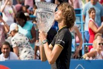 دورة واشنطن: زفيريف يواصل تألقه وماكاروفا تفك صيام 3 أعوام