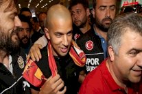 الجزائري فيغولي من وست هام إلى غلطة سراي