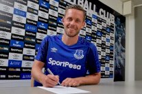 سيغوردسون ينضم إلى ايفرتون في صفقة قياسية بقيمة 45 مليون جنيه