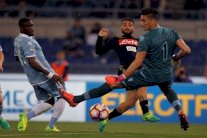 نابولي يحل ضيفا على نيس من دون جمهوره