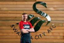 سوانسي سيتي يضم لاعب الوسط سام كلوكاس