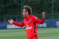 باريس سان جيرمان يستغل نيمار وألفيش للسخرية من برشلونة