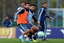 ميسي والأرجنتين يستهلان الإعداد لمواجهة الأوروغواي