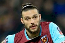 مهاجم نادي ويستهام أندي كارول ينجو من محاولة سرقة تحت تهديد السلاح