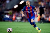 إنييستا يكذب رئيس برشلونة بشأن تمديد عقده