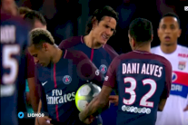 داني ألفيس يُخفف التوتر بين نيمار وكافاني ب