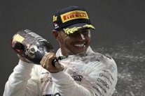 هاميلتون المستمتع بصدارته يأمل توديع سيبانغ بأفضل طريقة