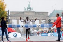 الكيني كيبتشوغ يحرز المركز الأول في ماراثون برلين