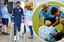 صور رياض محرز متكئًا على عكازين تقلق عشاق مانشستر سيتي