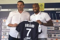 بوردو يضم بريان لموسمين ويعير البرازيلي كافو الى النجم الأحمر