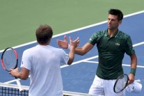 اليوناني تسيتسيباس يقصي ديوكوفيتش من دورة تورونتو