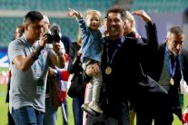 سيميوني المتوج بكأس السوبر الأوروبي يبدأ التفكير بالليغا