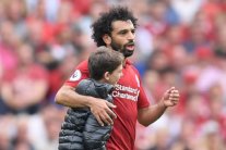 طفل إنكليزي يقتحم الملعب لمعانقة محمد صلاح