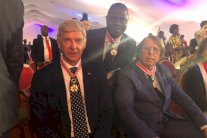 الرئيس وياه يكرم فينغر ولوروا عرفانا بالجميل بمنحهما أرفع وسام في بلاده