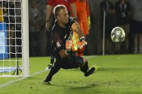 برشلونة يفتقد حارسه سيليسن بسبب إصابة في ضلعه