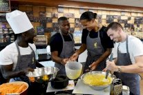 كلوب يعاقب لاعبي ليفربول الخاسرين بإعداد الكعك لزملائهم