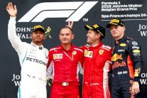 فيتل يبدأ القسم الثاني من الموسم بتقليص الفارق مع هاميلتون