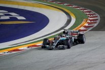 هاميلتون ينتزع الصدارة عند الانطلاق في جائزة سنغافورة الكبرى