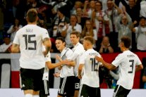 شولتس يهدي ألمانيا فوزا معنويا أول بعد خيبة المونديال