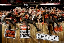 فوز أول لكليفلاند براونز منذ نحو عامين في كرة القدم الأميركية