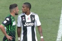  إيقاف دوغلاس كوستا أربع مباريات بسبب حادثة البصق