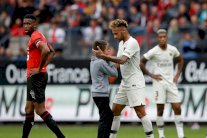 نيمار يحمي طفلا فرنسيا من رجال الأمن ويهديه قميصه