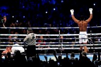 جوشوا يتفوق على بوفتكين ليحتفظ بألقاب الوزن الثقيل في الملاكمة